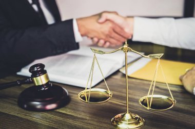 İyi işbirliği, işadamı karşılıklı sözleşme, Toplantı ve işbirliği kavramı iyi anlaşma tartışırken sonra erkek avukat ile sonra el.