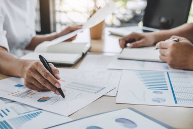 Finansal verilerle çalışma analiz tartışmak ve büyüme pazarlama iş takım arkadaşları ekip, Toplantı konuşurken beyin fırtınası iletişim kavramı grafikte rapor.