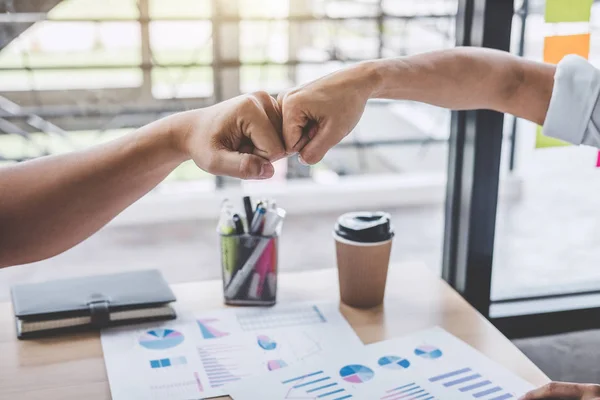 Trabalho Equipe Parceria Empresário Dando Soco Primeiro Para Cumprimentar Contrato — Fotografia de Stock