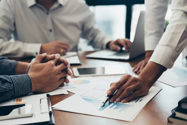 Los Colegas Del Equipo Negocios Reúnen Con Inversores Profesionales Conferencias — Foto de Stock