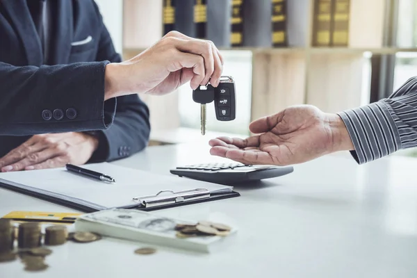 Verkoper Verzenden Sleutel Tot Klant Veel Overeenkomst Succesvolle Auto Lening — Stockfoto