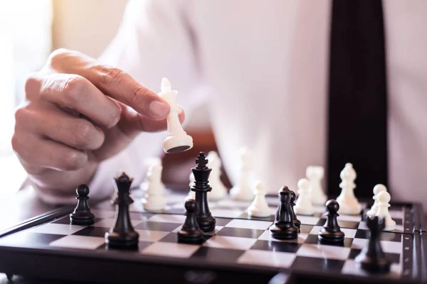 Hand Van Vertrouwen Zakenman Gebruik Koning Schaakstuk Witte Spel Schaken — Stockfoto