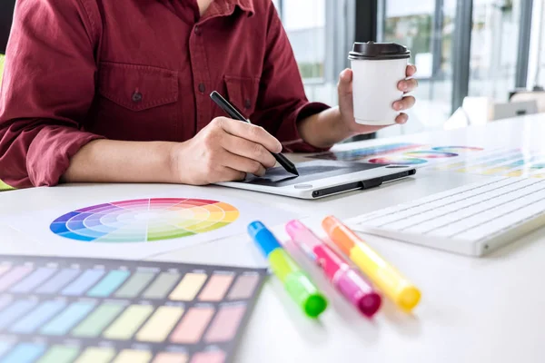 Obrázek Ženské Kreativní Grafik Pracuje Výběr Barvy Kresby Grafický Tablet — Stock fotografie