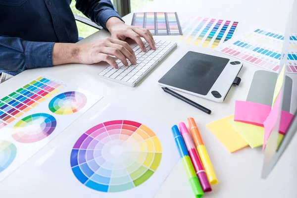 Diseñador Gráfico Creativo Masculino Que Trabaja Selección Colores Muestras Color —  Fotos de Stock