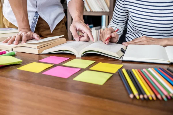 Middelbare School Hogeschool Student Groep Zitten Aan Het Bureau Bibliotheek — Stockfoto