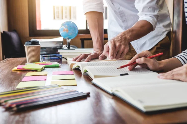 Onderwijs Onderwijs Leren Concept Twee Middelbare Scholieren Klasgenoten Groep Zitten — Stockfoto