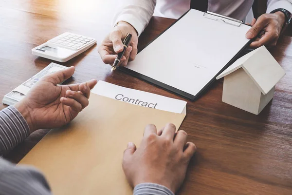 Geschäft Unterzeichnung Eines Vertrages Kaufen Verkaufen Haus Mann Unterzeichnen Eine — Stockfoto