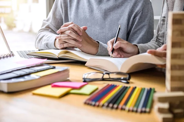 Onderwijs Onderwijs Leerconcept Middelbare Scholieren Klasgenoten Groep Tutor Bibliotheek Studeren — Stockfoto