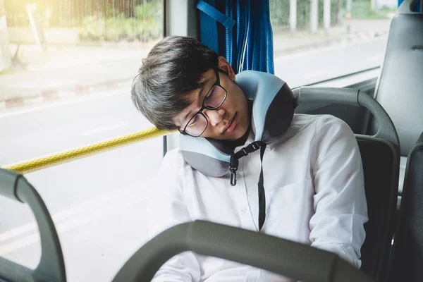 Junger Asiatischer Mann Sitzt Bus Und Schläft Mit Kissen Transport — Stockfoto