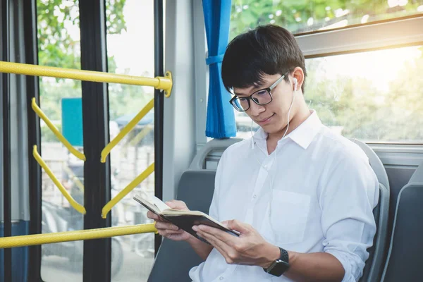 Jovem Asiático Viajante Sentado Ônibus Ouvindo Música Lendo Livro Enquanto — Fotografia de Stock