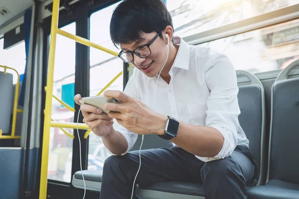 Mladá Asijská Člověk Cestující Sedí Sběrnici Pomocí Smartphone Sledovat Video — Stock fotografie