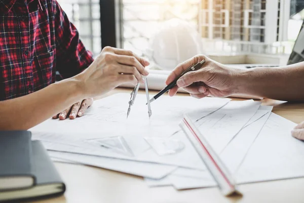 Manos Del Arquitecto Ingeniero Que Trabajan Reunión Del Proyecto Para — Foto de Stock