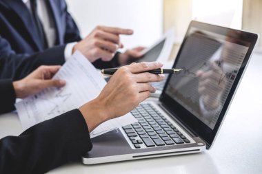 İş takım arkadaşları, bilgisayarla çalışan dizüstü, tartışmak ve analiz borsa hisse senedi grafiği veri, finans ve yatırım kavramı ile ticaret grafiği.