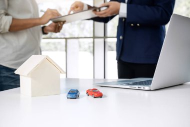 Araba ve ev kira kavramı için sunma aracı komisyoncu ve karar verme işareti formu anlaşması, ev ve araba modeli için müşteri için bakın.