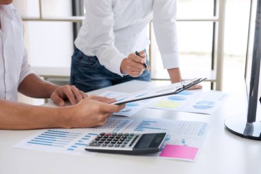 İş muhasebeci ya da bankacı, iş ortağı hesaplamak ve analizi ile hisse senedi mali endeksi ve finansal maliyeti akıllıca ve dikkatle, yatırım ve Finans kavramı.