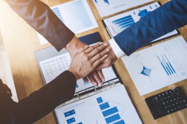 Resim birleştirme ve birlikte toplantı, bağlantı ve işbirliği kavramı, ekip çalışması sürecin ortağı ve en iyi ilişki sırasında putting eller iş adamları.