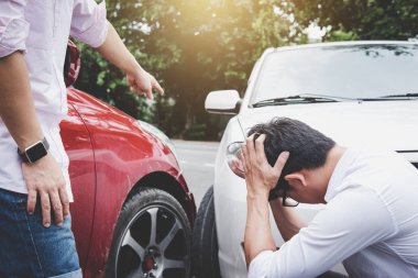 Bir araba, trafik kaza çarpışma, trafik kazası ve sigorta kavramı sonra iki sürücü adam.