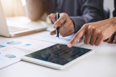 Co çalışma konferans, dizüstü bilgisayar ve dijital tablet, Ofis Masaları üzerinde yeni planı mali grafik verilerini tartışırken yatırımcı meslektaşları mevcut, Toplantı iş takım finans, muhasebe, yatırım.
