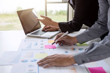 İş takım iki arkadaşları birçok belge grafik ekibi toplantı konuşurken beyin fırtınası iletişim kavramı ile çalışma tartışıyor.