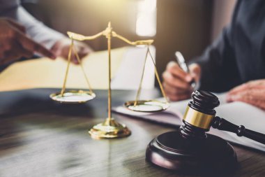 İyi hizmet işbirliği, işadamı istişare ve takım müşteriyle olan erkek avukat ya da Yargıç avukat hukuk ve yasal hizmetleri kavramı.