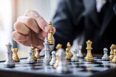 Eller emin işadamı geliştirme analiz yeni strateji planı, lideri ve ekip çalışması kavramı kazanmak ve başarı için satranç oyunu oynamak.