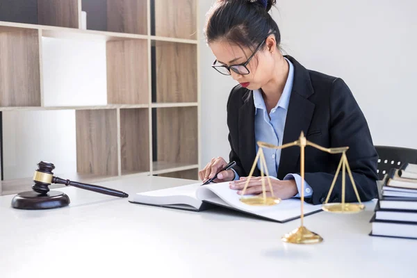 Giudice Gavel Con Scaglie Giustizia Avvocati Professionisti Donne Che Lavorano — Foto Stock