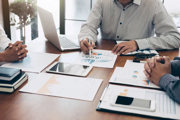 Los Colegas Del Equipo Empresarial Reúnen Con Inversor Profesional Conferencia — Foto de Stock