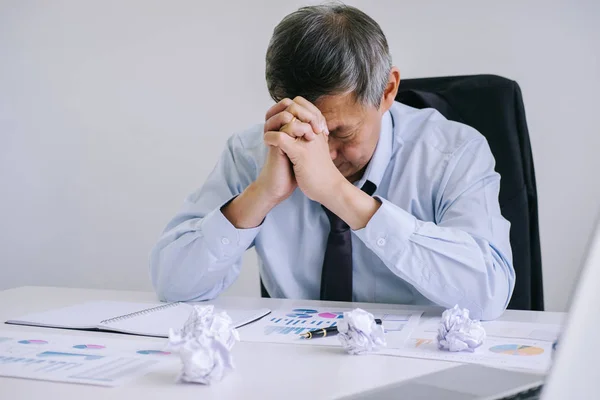 Sentindo Doente Cansado Empresário Sênior Deprimido Exausto Empresário Sua Mesa — Fotografia de Stock