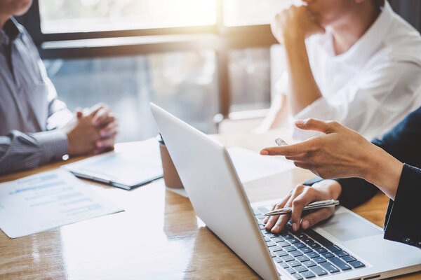 Встреча группы стартапов, встреча бизнес-команды, работа с новым стартап-проектом, обсуждение и анализ данных графиков и графиков, профессиональная бизнес-команда
.