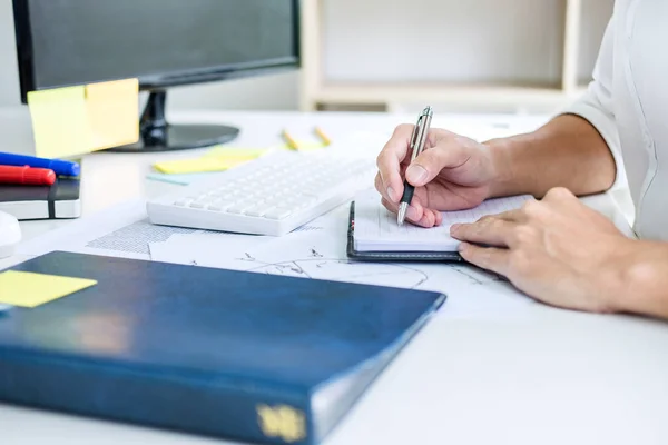 Empresario Que Trabaja Escritura Documento Del Plan Negocio Diseñador Gráfico — Foto de Stock