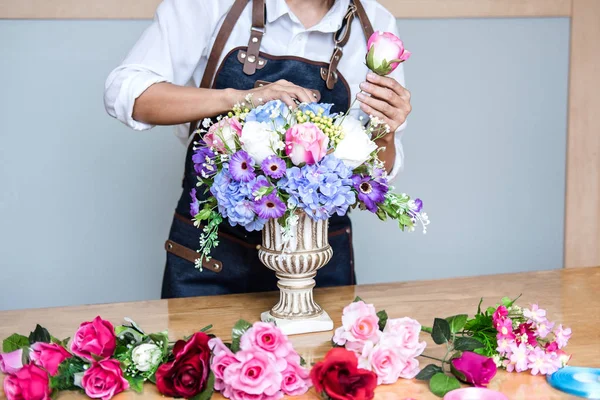 在家里安排人造花背心装饰 年轻女子花店工作制作组织 Diy 人造花 工艺和手工制作的概念 — 图库照片