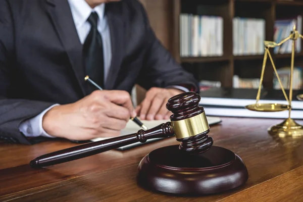 Hukuk hukuku, tavsiye ve adalet kavramı, Yargıç tokmak ve Adalet avukatları, takım elbiseli avukat veya avukat mahkeme salonunda bir belge üzerinde çalışıyorlar..
