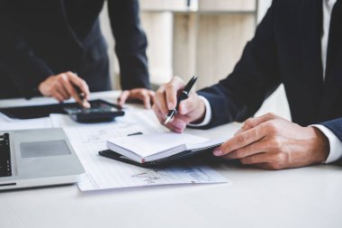 İş takım iki arkadaşları bilgisayarla çalışma, laptop, tartışmaya ve analiz borsa hisse senedi grafiği veri, finans ve yatırım kavramı ile ticaret grafiği.