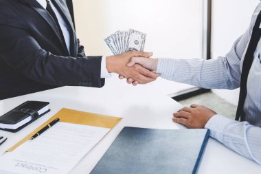 Rüşvet ve yolsuzluk kavramı, para, el sallayarak ve veren işadamı şeklinde rüşvet anlaşması için bir sözleşme anlaşma yaparken para gizler.