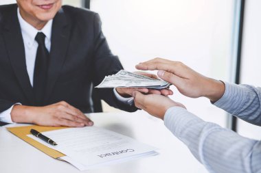 Rüşvet ve yolsuzluk kavramı, rüşvet doları şeklinde faturaları, anlaşmaya Emlak sözleşme anlaşma yaparken para veren işadamı.