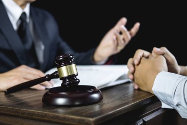 Toplantı ve işbirliği kavramı, işadamı ve erkek avukat veya yargıç başvurun sahip takım müşteriyle sözleşme mahkeme salonunda tartışıyor.