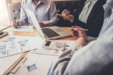 Toplantı ve tebrik, finansal veri ile çalışma analiz tartışmak ve büyüme rapor grafik takım, Toplantı konuşurken beyin fırtınası iletişim kavramı pazarlama iş takım arkadaşları.