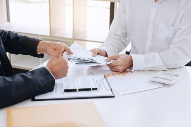 Rüşvet ve yolsuzluk kavramı, rüşvet dolar faturaları, anlaşmaya Emlak sözleşme anlaşma yaparken para zarfı veren işadamı şeklinde ve finansal kurumsal.