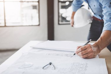 Bina ve araçlar çalışma sitedeki mühendislik inşaat kavramı, mimar veya blueprint, yeni proje planı için çalışan mühendis model.