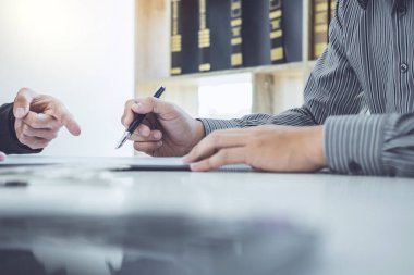 Adam müşteri imzalama araba belge sözleşme anlaşması, başarılı araba kredi sözleşmesi satın alma veya satış yeni araç ve belgeleri işaret eden satıcı.