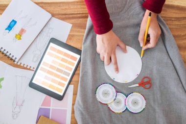 profesyonel moda tasarımcısı çalışma çalışma alanı'ndaki yeni trendy moda stil tasarım konsepti için skeçler proje çizim.