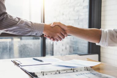 Sözleşme, iş ortaklığı toplantı ve tebrik kavramı ticaret iyi bir anlaşma tartışırken sonra işadamları el sıkışma ve iş insanların başarılı.