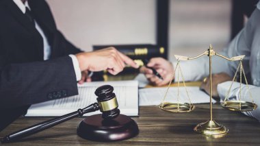 İş adamı ve erkek avukat veya hakim, müvekkil, hukuk ve hukuk hizmetleri kavramı ile takım toplantısı yapmak için danışmanlık yapıyor.