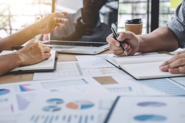 Çizelgeler ve grafikler, dizüstü bilgisayar kullanarak, iş mali ve muhasebe kavram yeni başlangıç proje, tartışma ve analiz verilerle çalışma iş takım toplantısı.