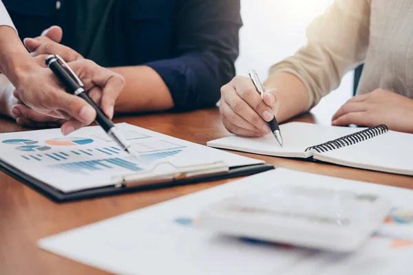 Los Colegas Del Equipo Empresarial Reúnen Con Inversor Profesional Conferencia — Foto de Stock