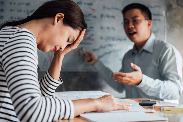 High School Oder College Studentengruppe Aufholen Arbeitsbuch Und Lernnachhilfe Klassenzimmer — Stockfoto