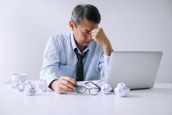 Sentindo Doente Cansado Empresário Sênior Deprimido Exausto Empresário Sua Mesa — Fotografia de Stock