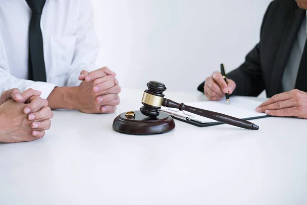 Avtal Upprättat Advokat Som Undertecknar Skilsmässoförordningen Upplösning Eller Annullering Äktenskap — Stockfoto