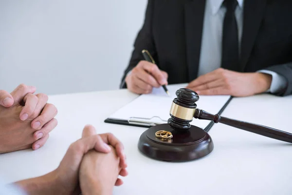 由律师与男性律师或顾问签署离婚法令 解除或取消婚姻 和签署离婚合同的协议 — 图库照片