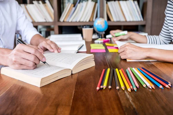 Livres Tuteur Avec Des Amis Campus Jeunes Étudiants Camarades Classe — Photo